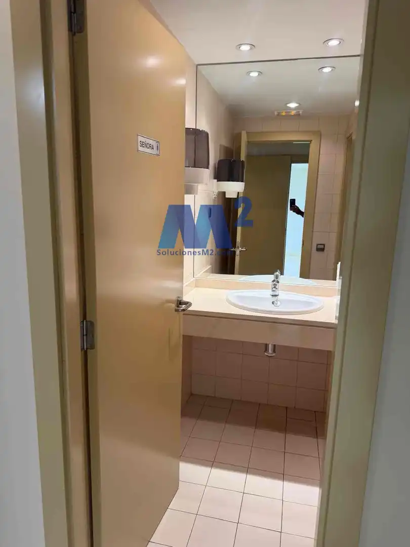 Badezimmer von Fabrikhallen zur Miete in Algete