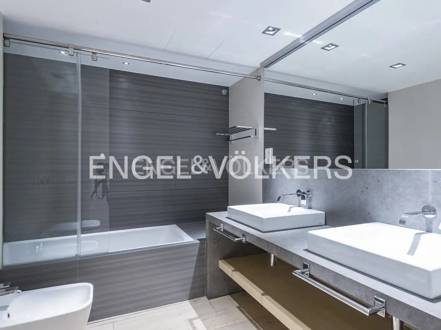 Bathroom of Flat for rent in Barcelona  with Air Conditioner, Heating and Parquet flooring