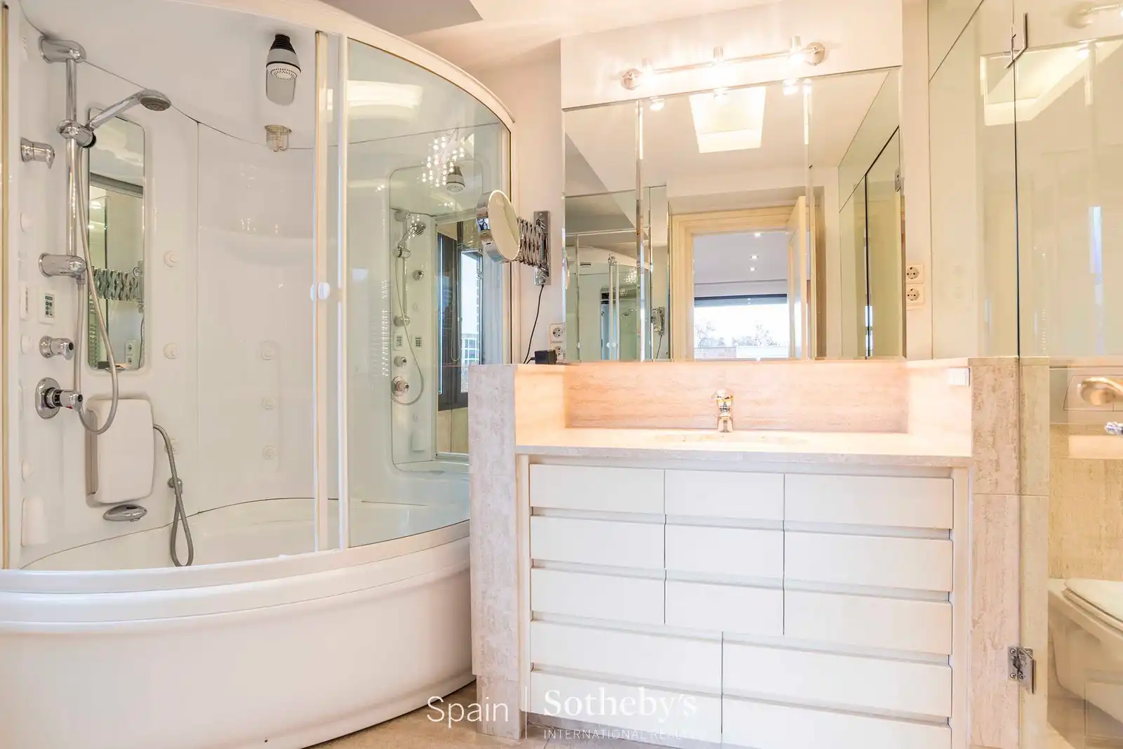 Baño de Dúplex de alquiler en Madrid con Aire acondicionado, Calefacción y Trastero