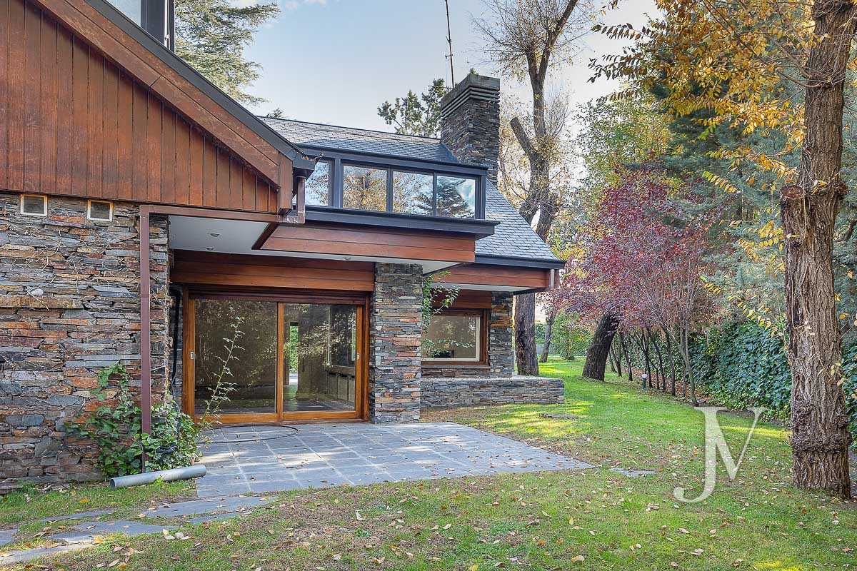 Vista exterior de Casa o xalet en venda en  Madrid Capital amb Aire condicionat, Calefacció i Jardí privat