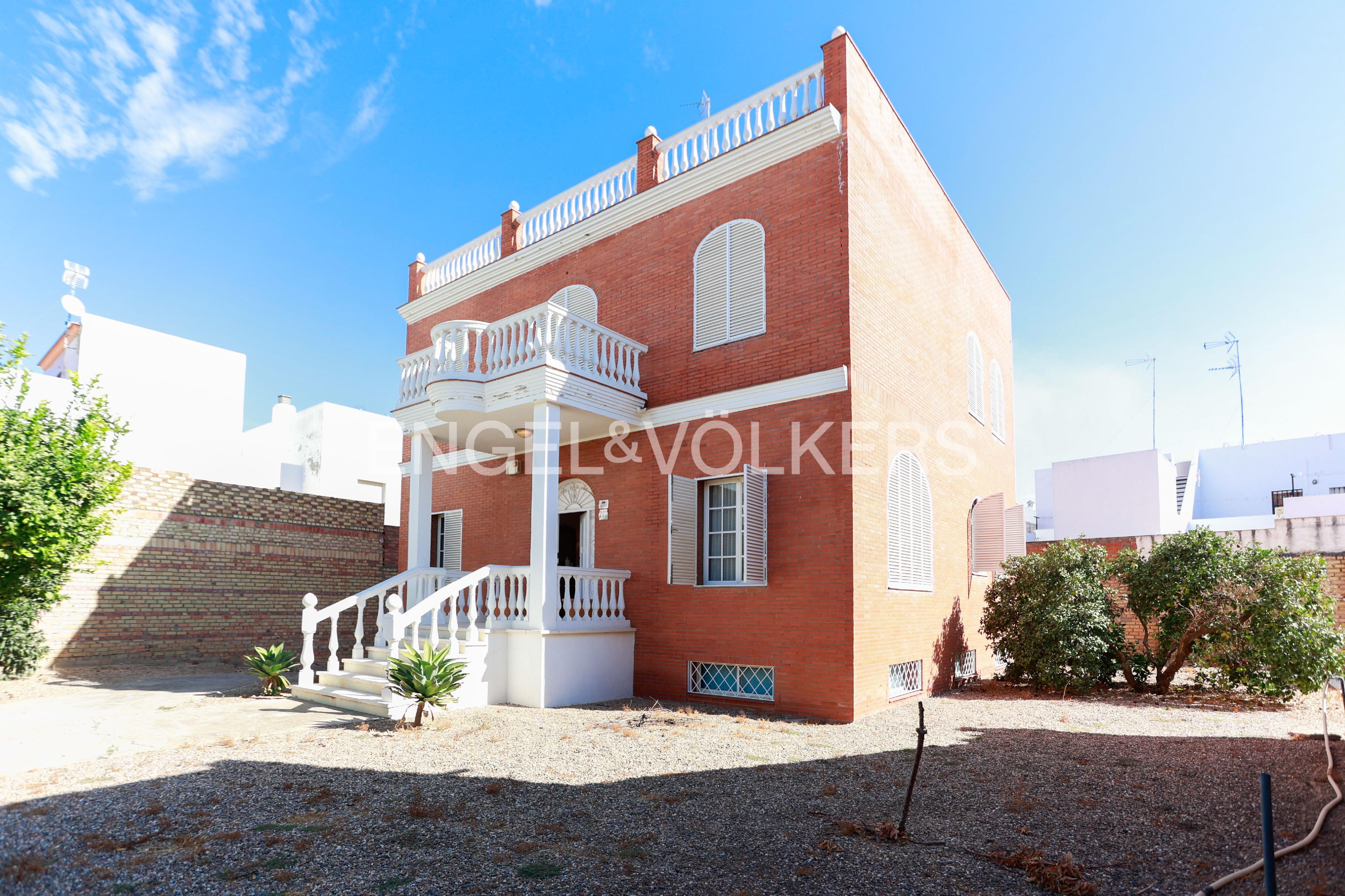 Vista exterior de Casa o xalet en venda en Los Palacios y Villafranca amb Aire condicionat, Calefacció i Jardí privat
