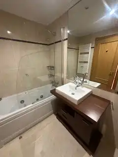 Badezimmer von Wohnungen zur Miete in León Capital  mit Heizung, Parkett und Terrasse