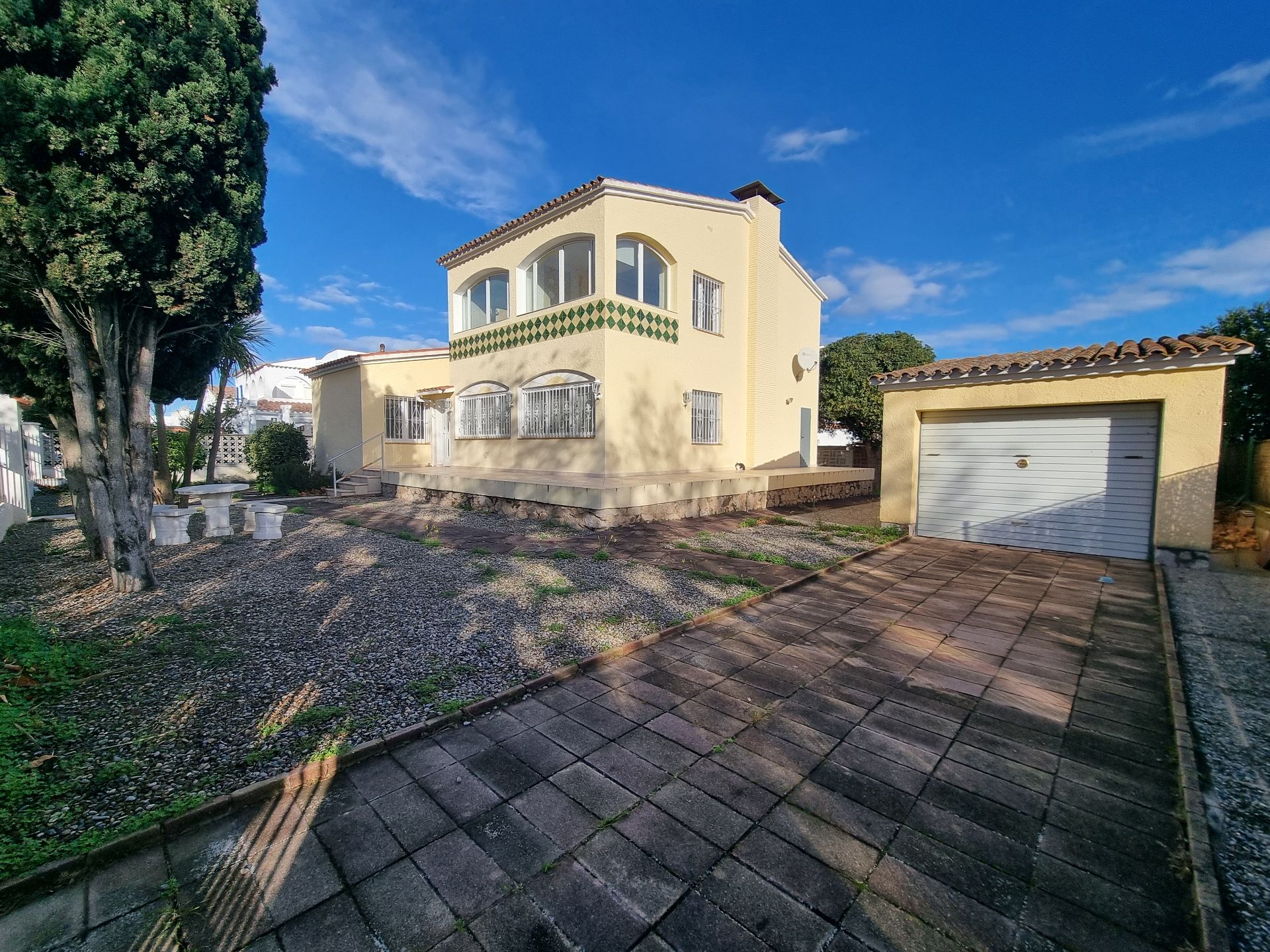 Vista exterior de Casa o xalet en venda en Empuriabrava amb Calefacció i Jardí privat