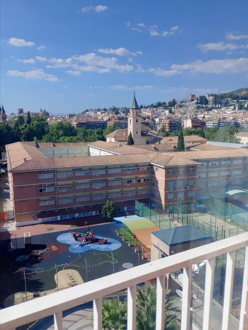 Vista exterior de Piso para compartir en Granada con Calefacción, Amueblado y Horno