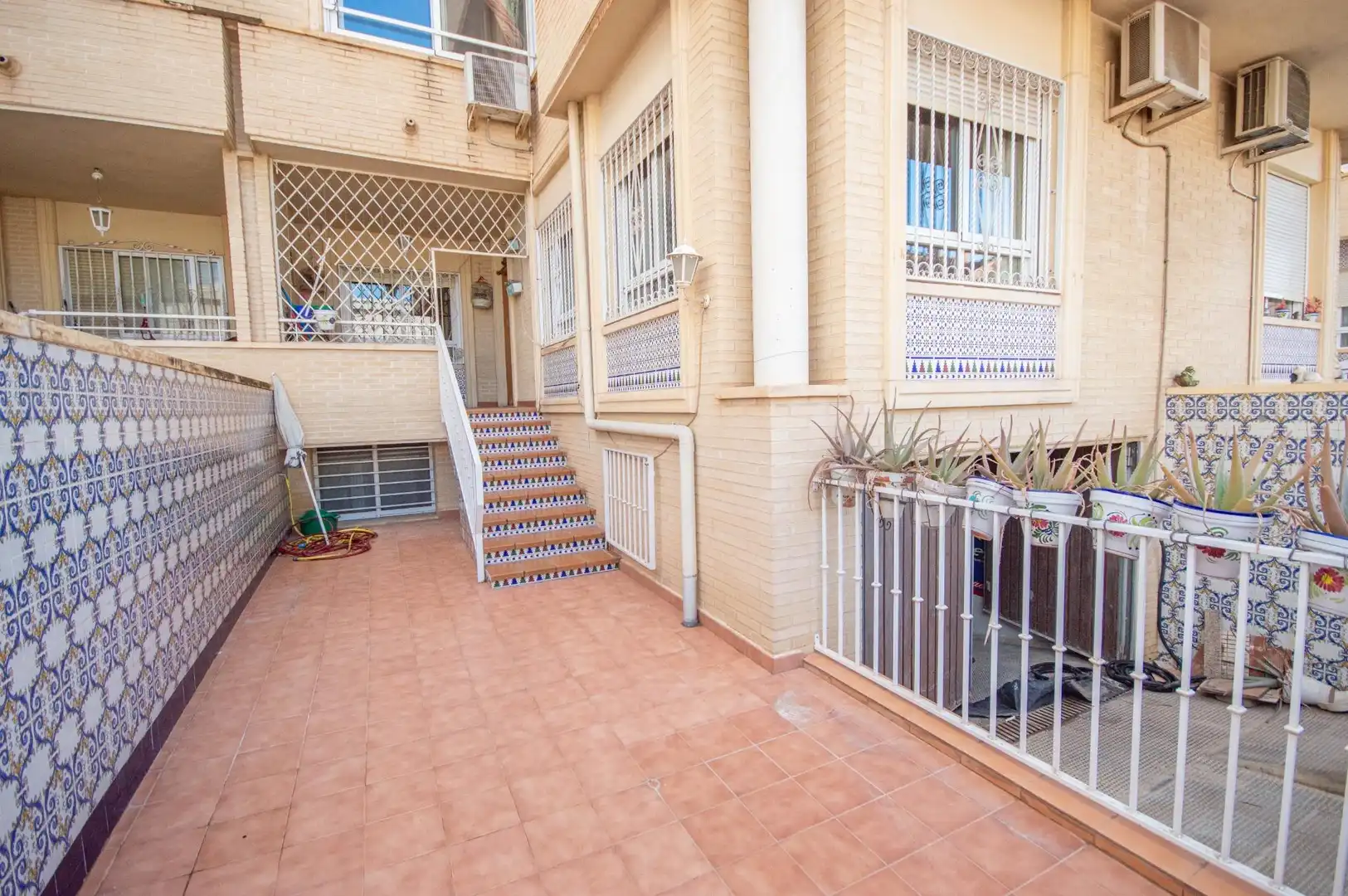 Vista exterior de Casa adosada en venta en Elda con Aire acondicionado, Terraza y Trastero