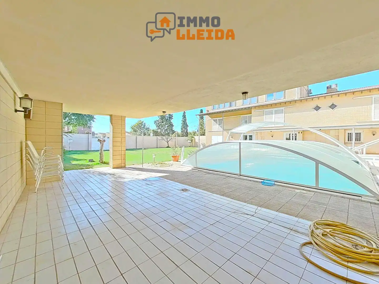 Chalet con piscina en venta en Calle RIU 23