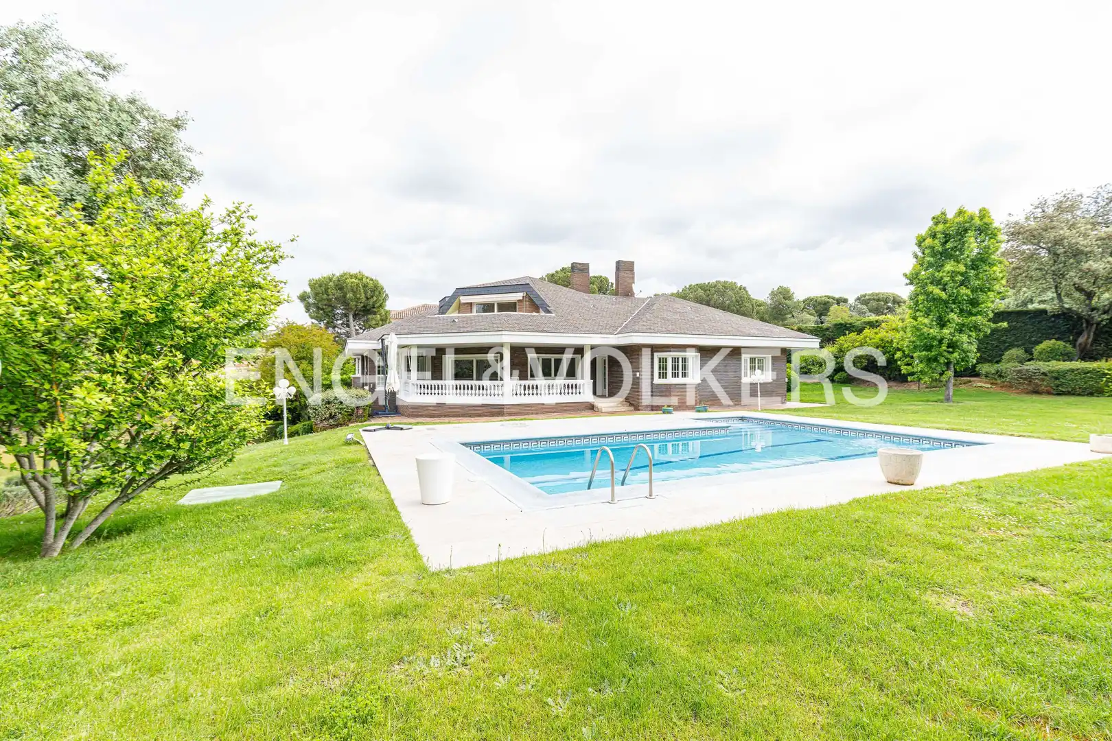 Vista exterior de Casa o chalet en venta en Pozuelo de Alarcón con Aire acondicionado, Calefacción y Jardín privado