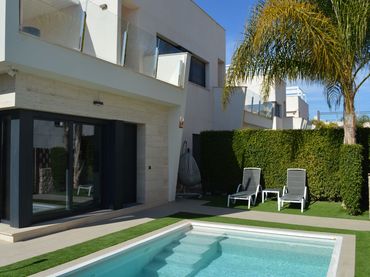 Casa con giardino in vendita a calle Lila 17e