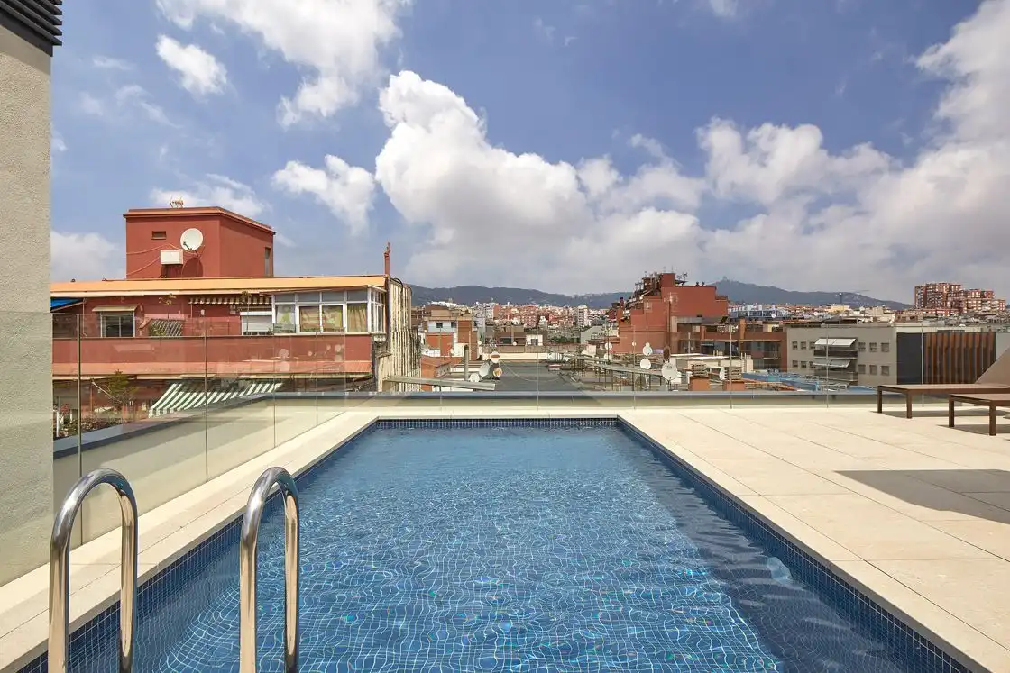 Piscina de Pis de lloguer en L'Hospitalet de Llobregat amb Aire condicionat, Calefacció i Parquet