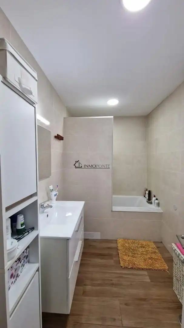 Bany de Casa o xalet en venda en Pontevedra Capital  amb Jardí privat