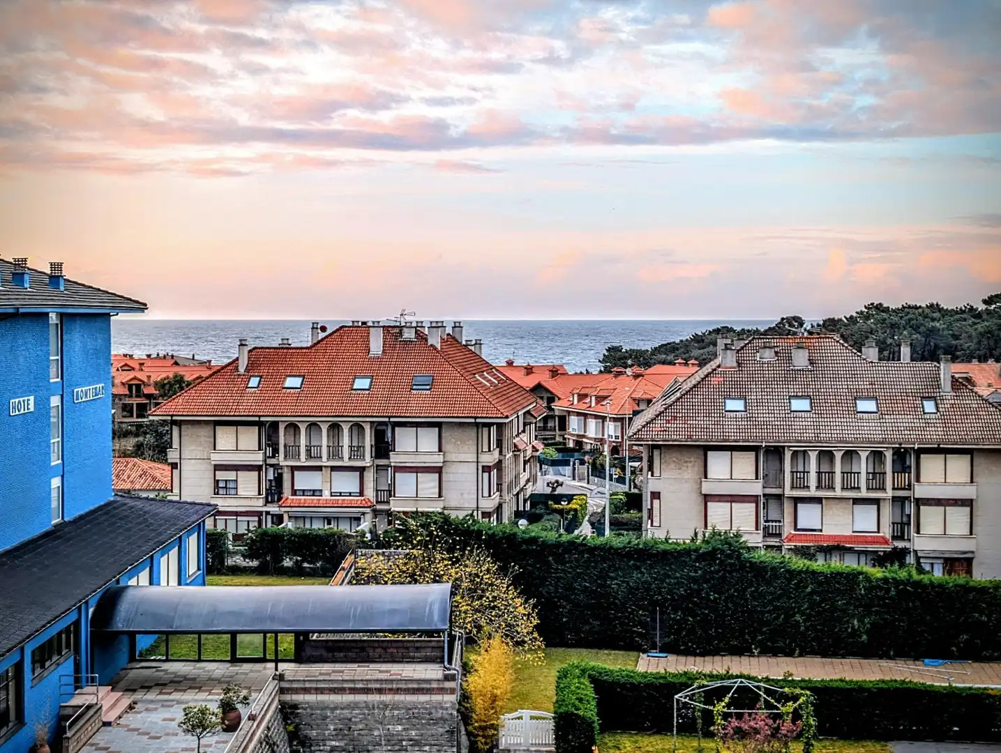 Vista exterior de Ático en venta en Noja con Calefacción, Terraza y Balcón