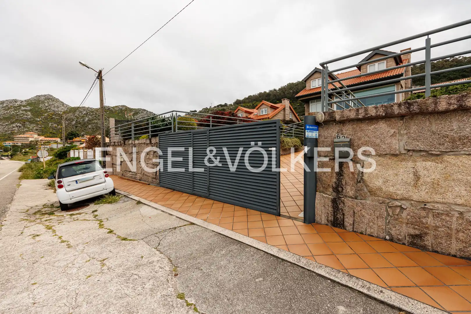 Vista exterior de Casa o xalet en venda en Oia amb Calefacció, Jardí privat i Parquet