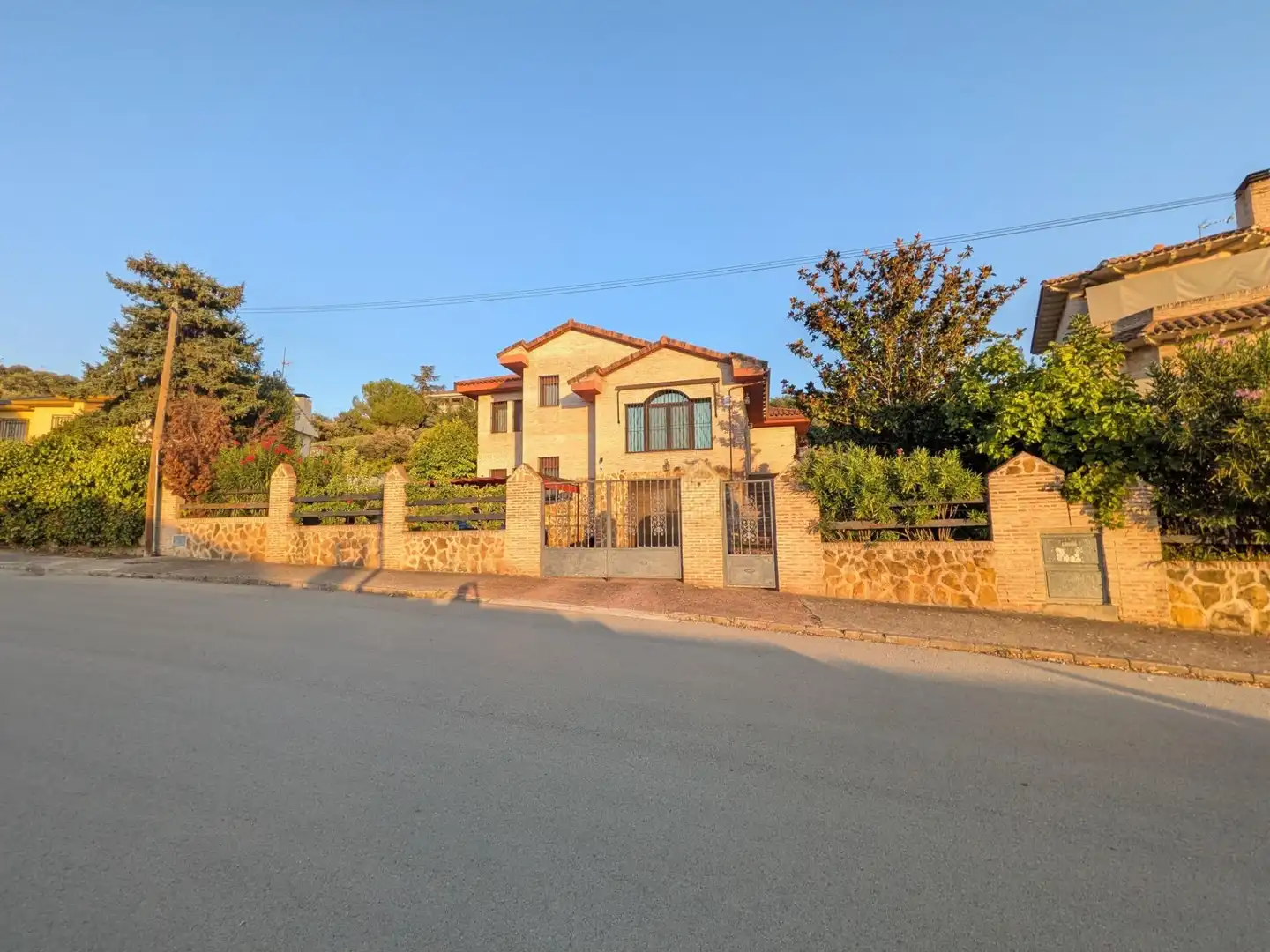 Vista exterior de Casa o xalet en venda en Valdeaveruelo amb Aire condicionat, Calefacció i Jardí privat