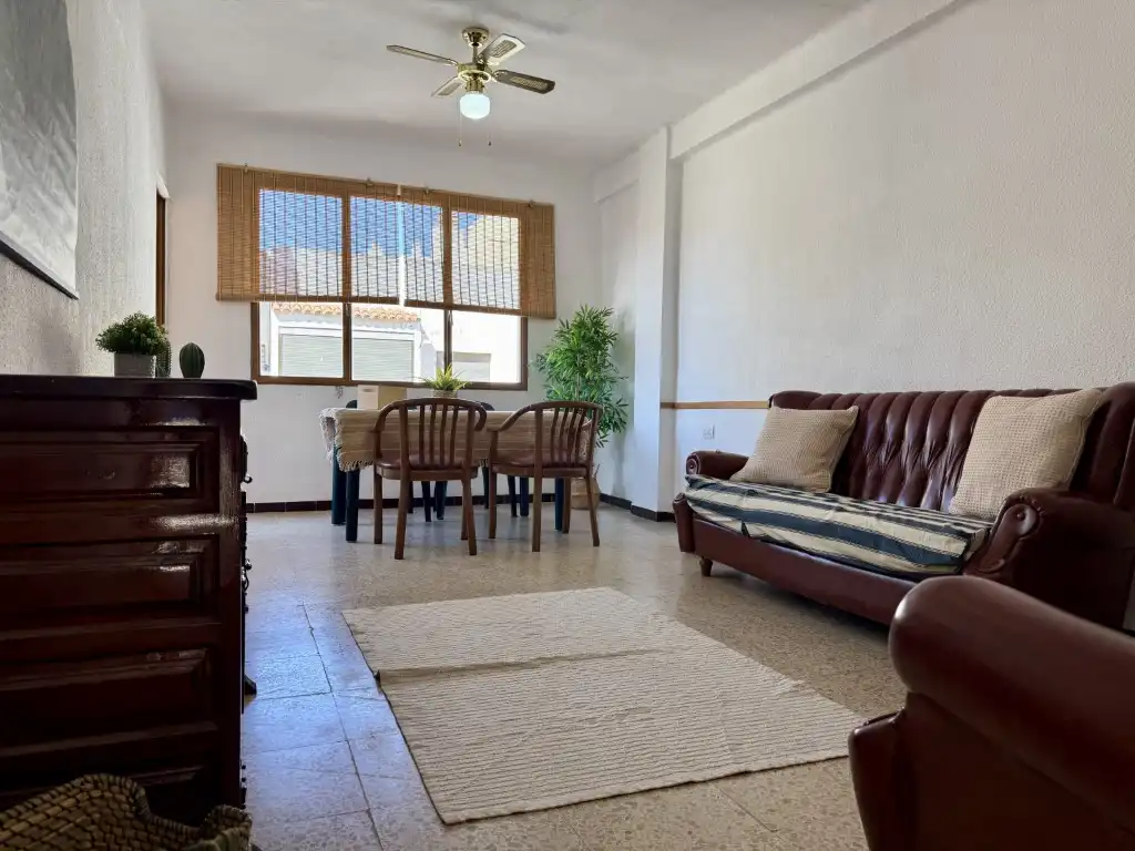 Wohnzimmer von Wohnung zum Verkauf in Benicasim / Benicàssim mit Waschmaschine und Balkon
