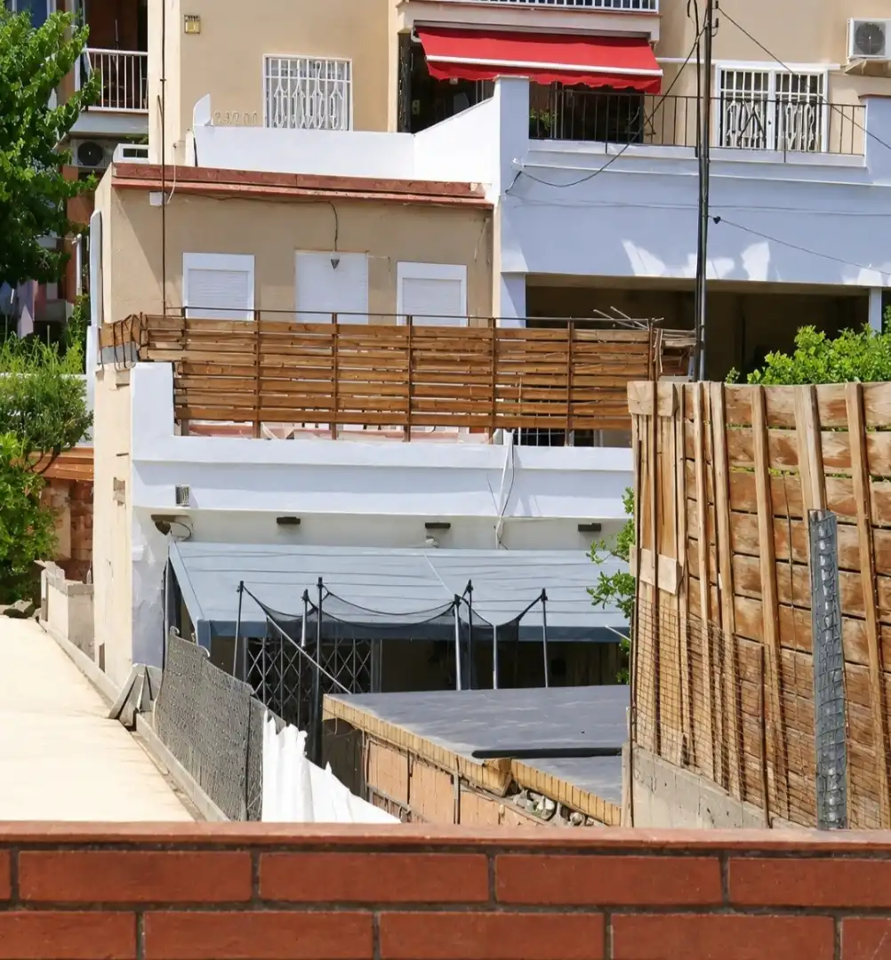 Vista exterior de Casa o xalet en venda en Santa Coloma de Gramenet amb Aire condicionat, Calefacció i Jardí privat