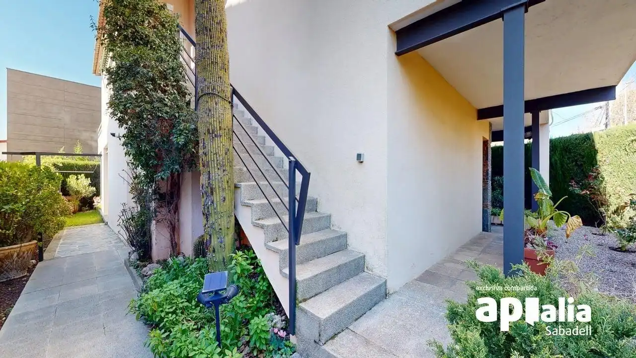 Vista exterior de Casa o xalet en venda en Barberà del Vallès amb Aire condicionat, Calefacció i Jardí privat