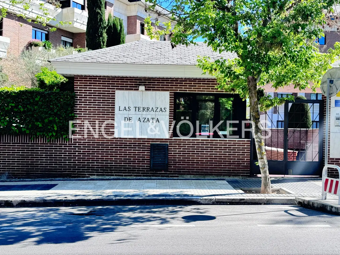 Vista exterior de Pis de lloguer en Majadahonda amb Aire condicionat, Calefacció i Jardí privat