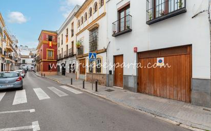 Außenansicht von Wohnung zum verkauf in  Sevilla Capital mit Klimaanlage