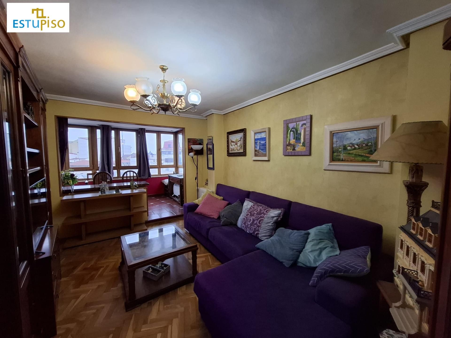Sala de estar de Piso en venta en León Capital  con Parquet, Terraza y Trastero