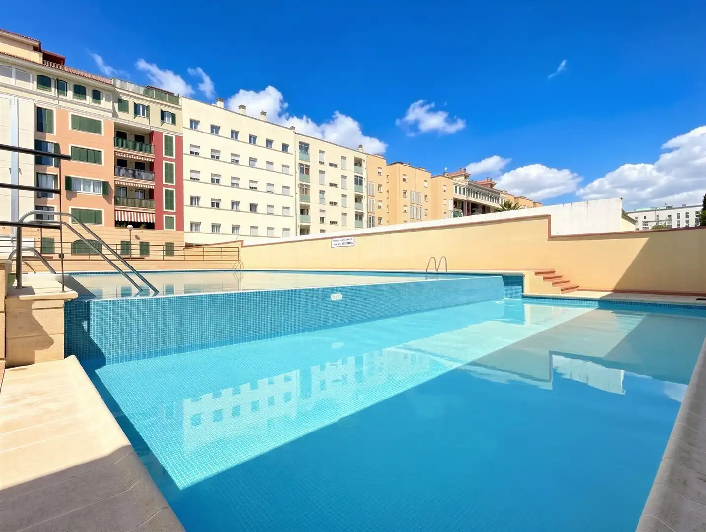 Schwimmbecken von Wohnungen zum Verkauf in  Palma de Mallorca mit Klimaanlage, Heizung und Abstellraum