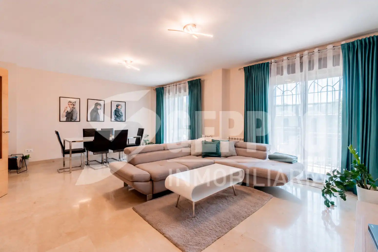 Sala de estar de Casa adosada en venta en Alcalá de Henares con Calefacción, Terraza y Piscina comunitaria