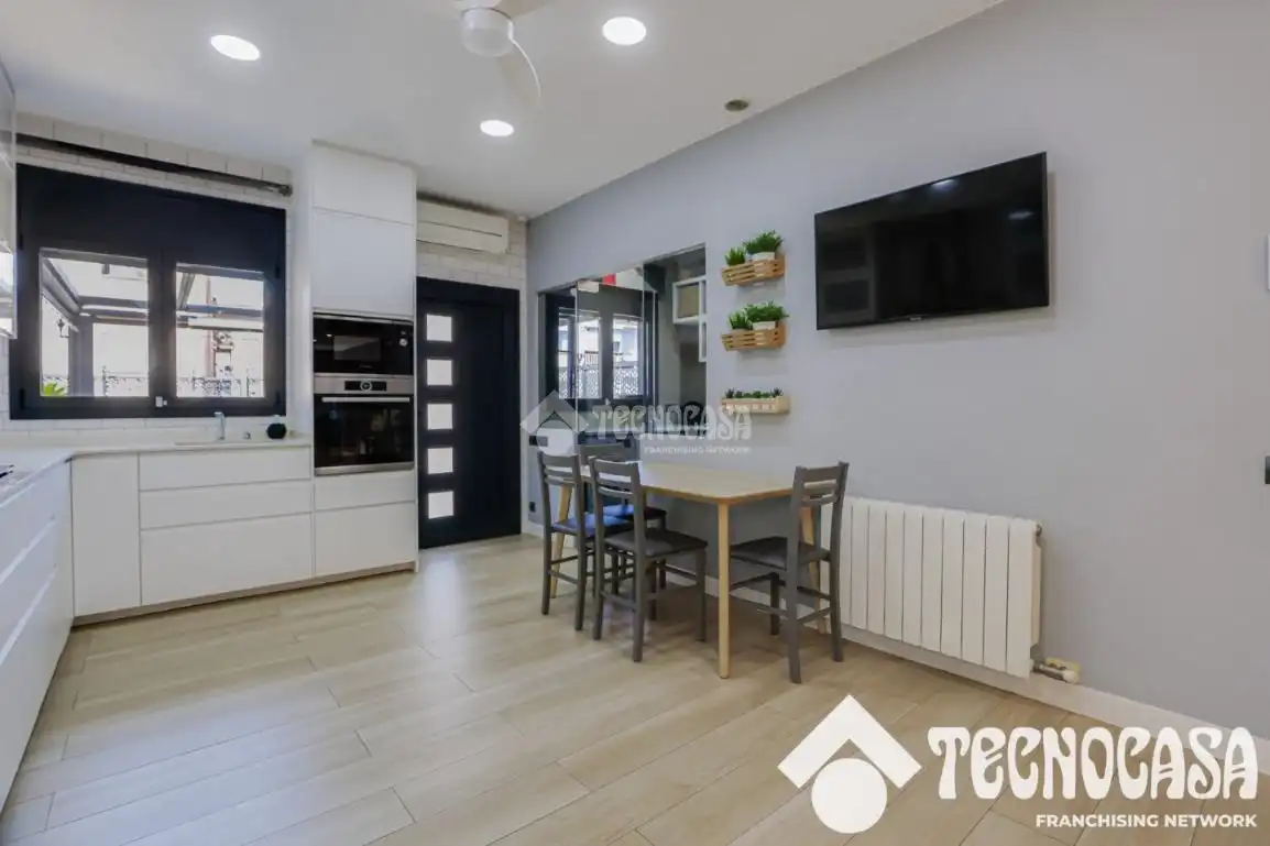 Cuina de Casa o xalet en venda en Santa Coloma de Gramenet amb Aire condicionat, Calefacció i Terrassa