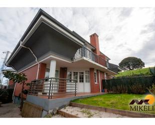 Vista exterior de Casa o xalet en venda en Camargo amb Calefacció, Jardí privat i Parquet