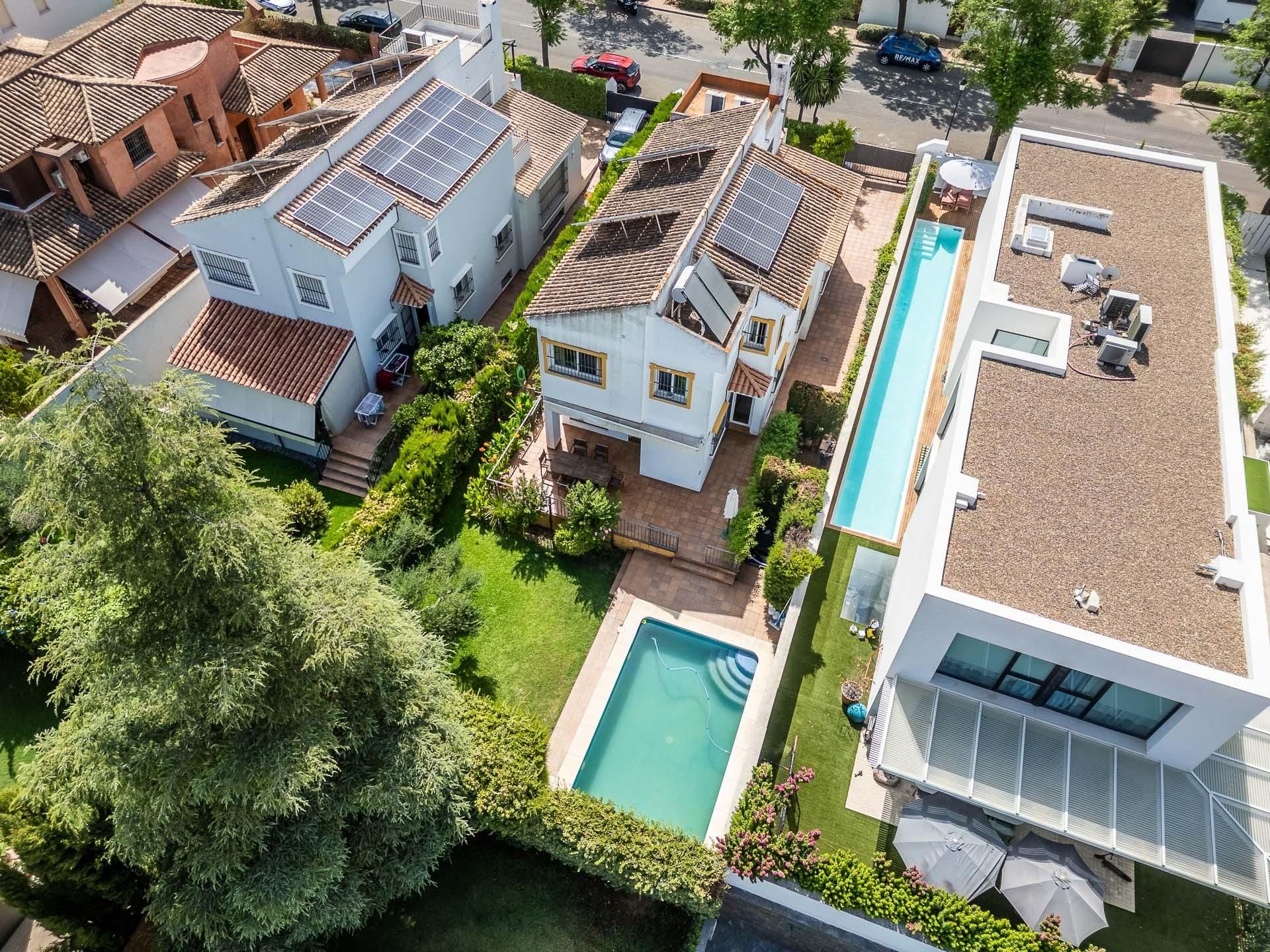 Vista exterior de Casa o xalet en venda en Bormujos amb Aire condicionat, Calefacció i Jardí privat