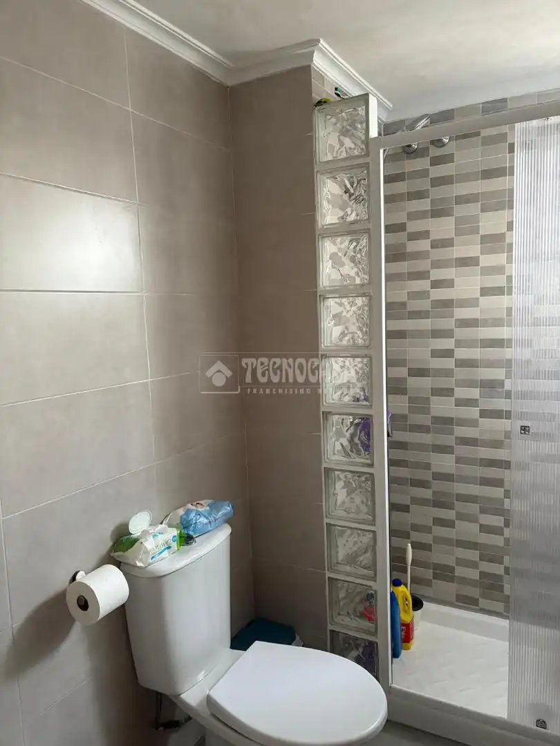 Bathroom of Flat for sale in Sevilla  with Air Conditioner and Terrace