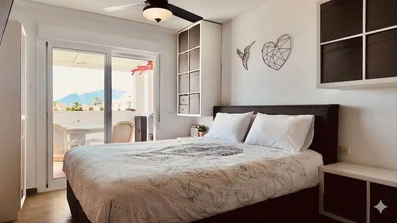 Habitación de Ático en venta en Estepona con Jardín privado y Piscina comunitaria