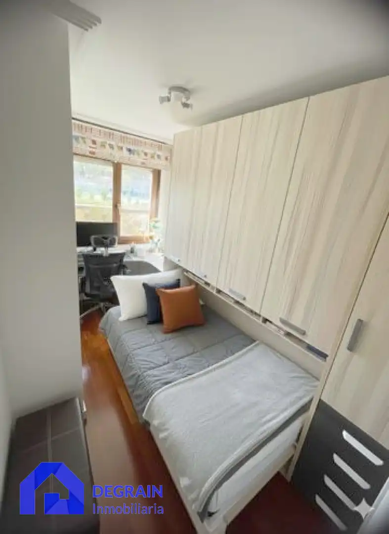 Schlafzimmer von Dachboden zur Miete in Oviedo  mit Heizung, Parkett und Terrasse