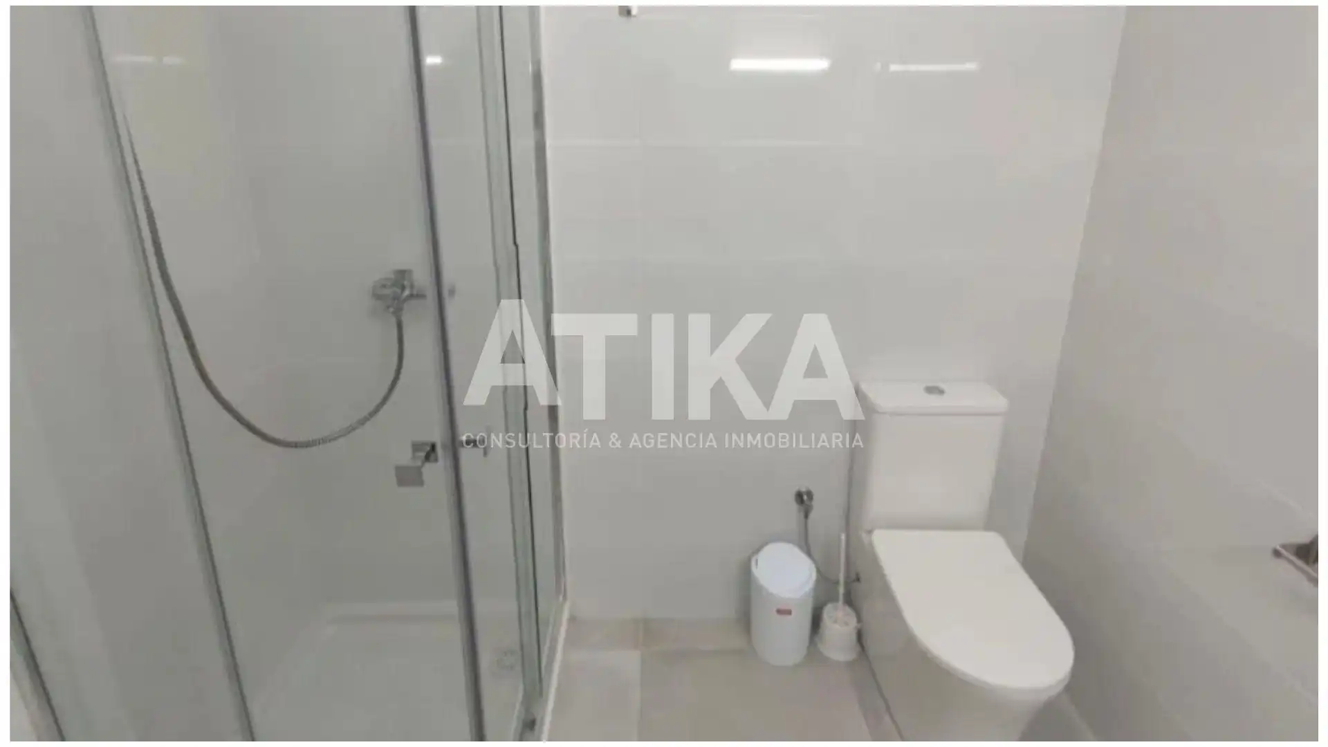 Bathroom of Flat for share in Ontinyent  with Air Conditioner, Heating and Parquet flooring