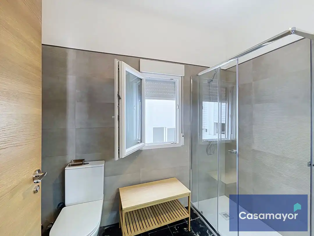 Bathroom of Flat for rent in Alicante / Alacant  with Oven, Washing machine and TV