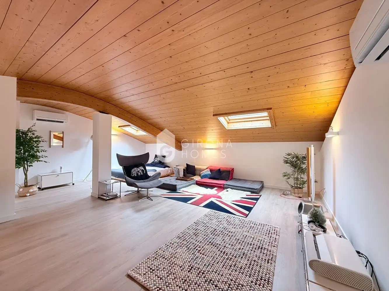 Living room of Apartments for rent in Girona  with Air Conditioner, Terrace and Furnished