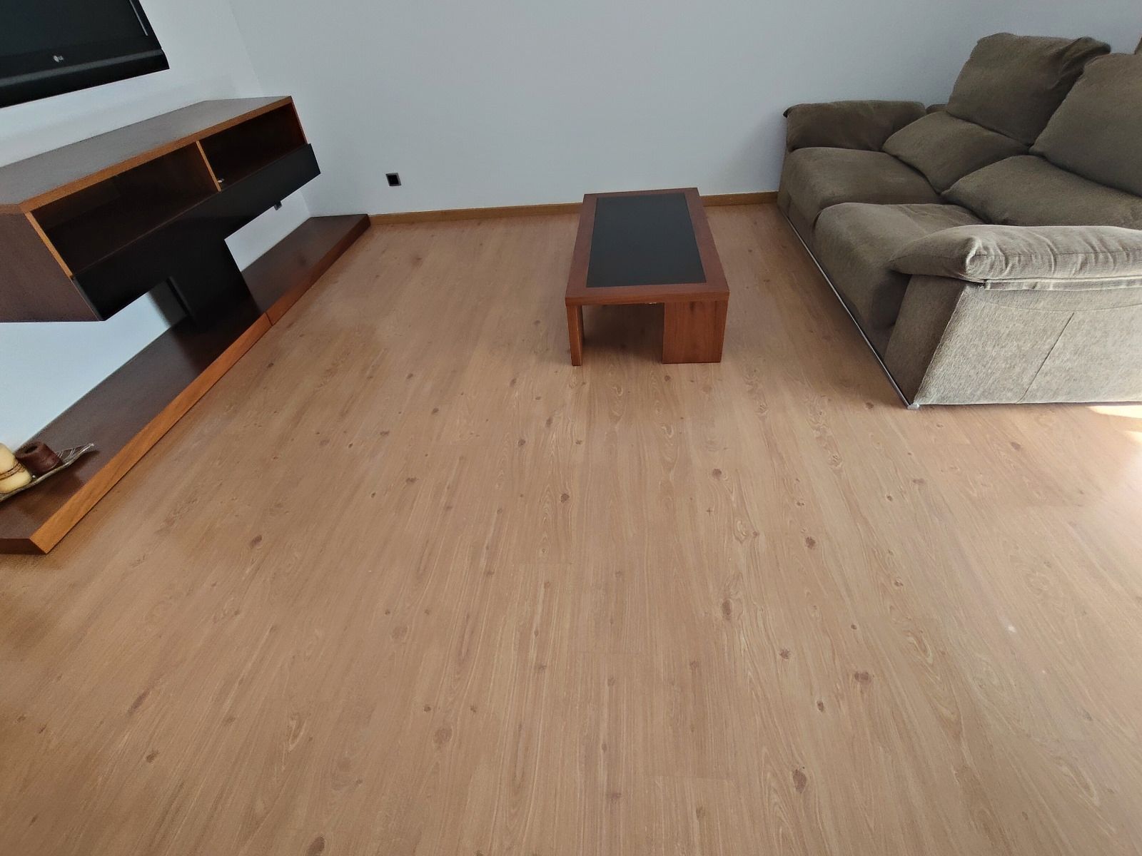 Sala d'estar de Àtic en venda en Cornellà de Llobregat amb Aire condicionat, Calefacció i Parquet