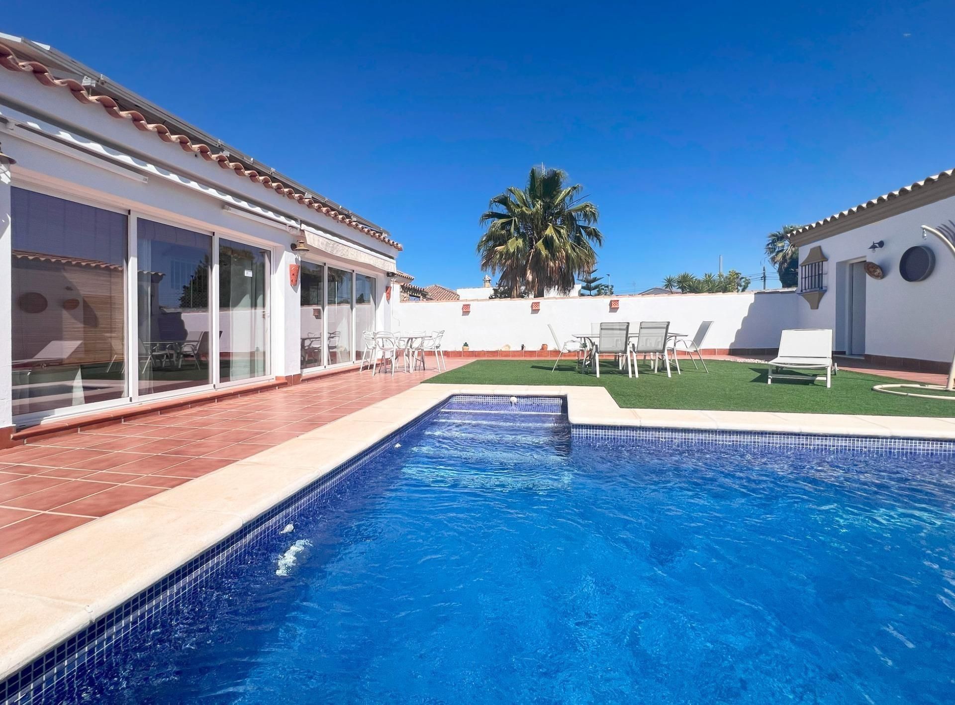 Piscina de Casa o xalet en venda en Chiclana de la Frontera amb Aire condicionat, Jardí privat i Terrassa