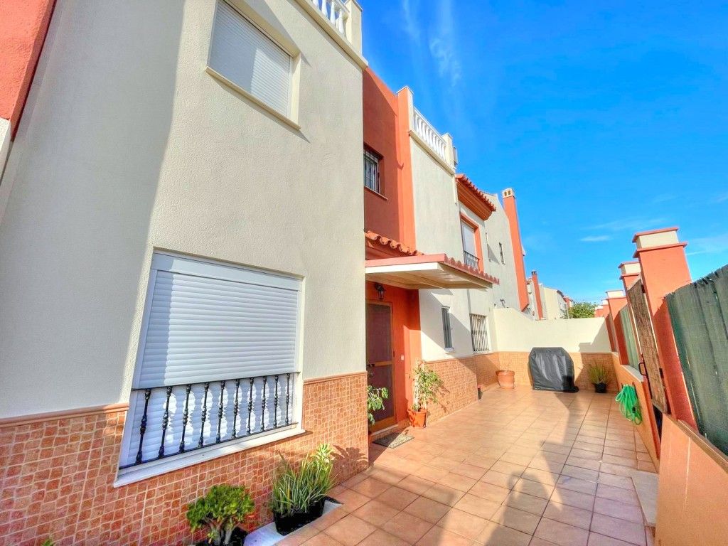 Single-family semi-detached to rent in Almayate