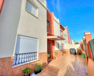 Vista exterior de Casa adosada de lloguer en Vélez-Málaga amb Traster, Moblat i Piscina comunitària