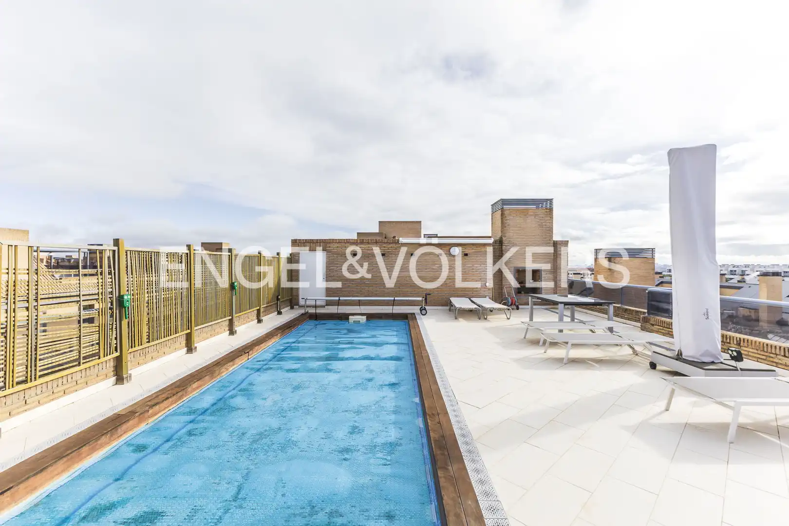 Piscina de Casa adosada en venda en Pozuelo de Alarcón amb Aire condicionat, Calefacció i Terrassa