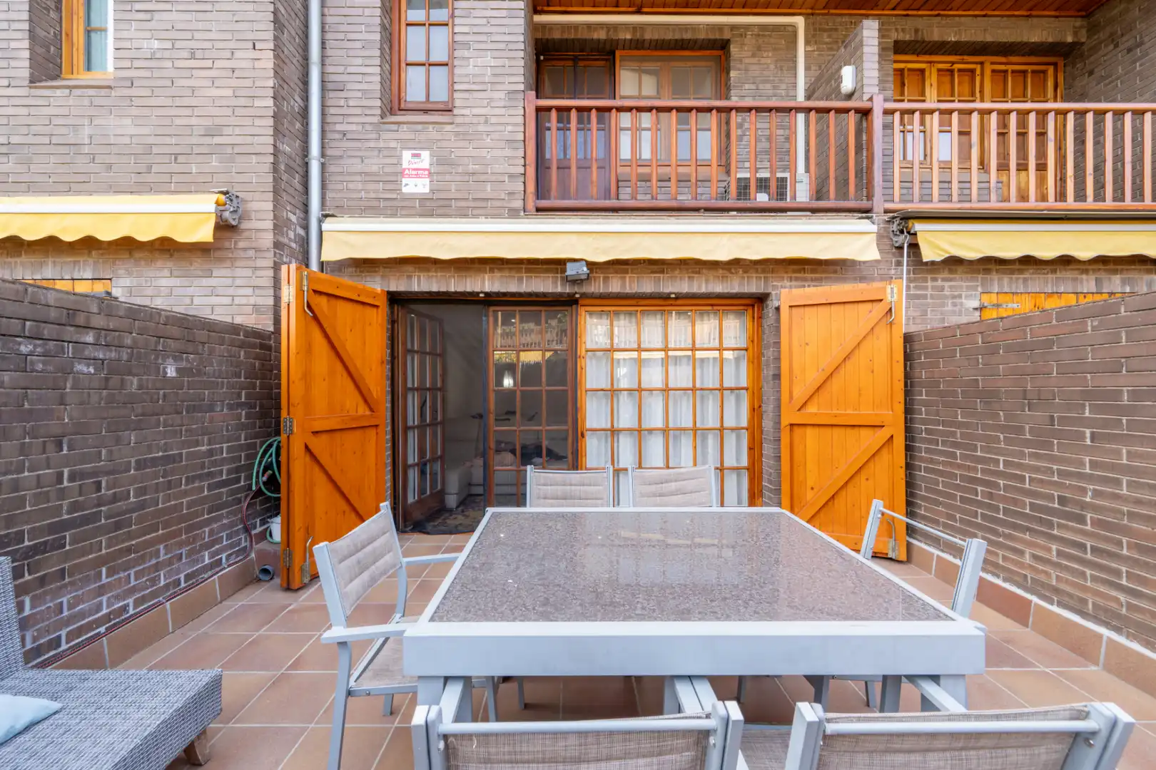 Terrassa de Casa adosada en venda en Sant Cugat del Vallès amb Calefacció, Jardí privat i Parquet