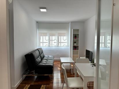 Sala d'estar de Apartament de lloguer en  Madrid Capital amb Aire condicionat, Moblat i Rentadora