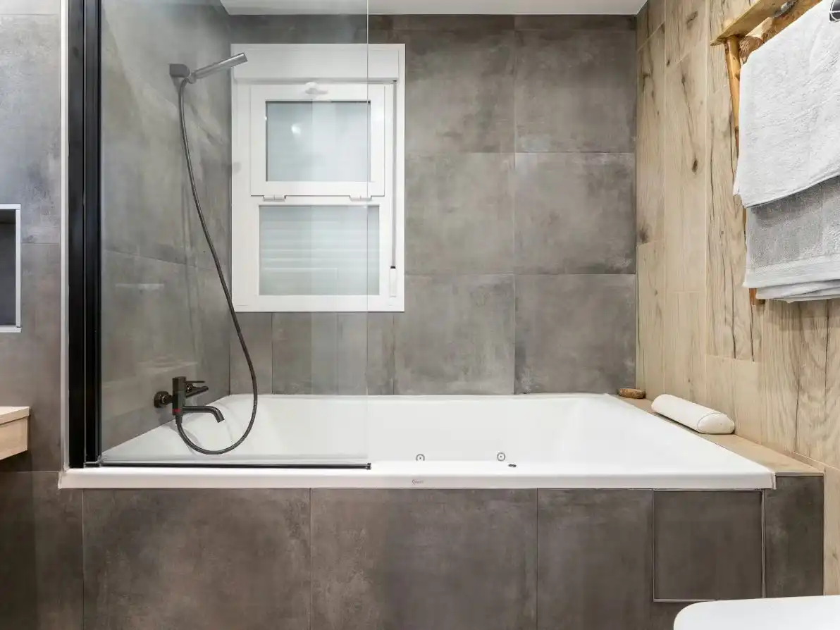 Baño de Estudio de alquiler en Málaga con Aire acondicionado, Calefacción y Parquet