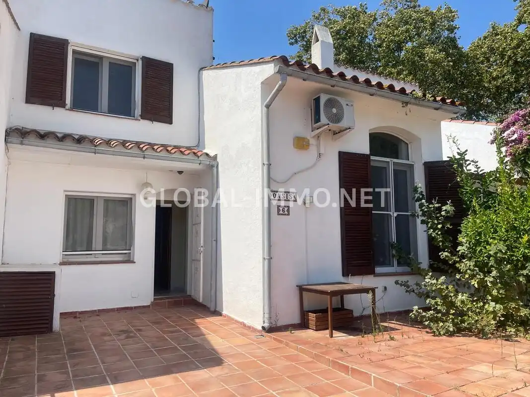 Außenansicht von Haus oder Chalet zum Verkauf in Empuriabrava mit Klimaanlage, Heizung und Terrasse