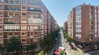 Vista exterior de Pis en venda en Vitoria - Gasteiz amb Calefacció, Traster i Moblat