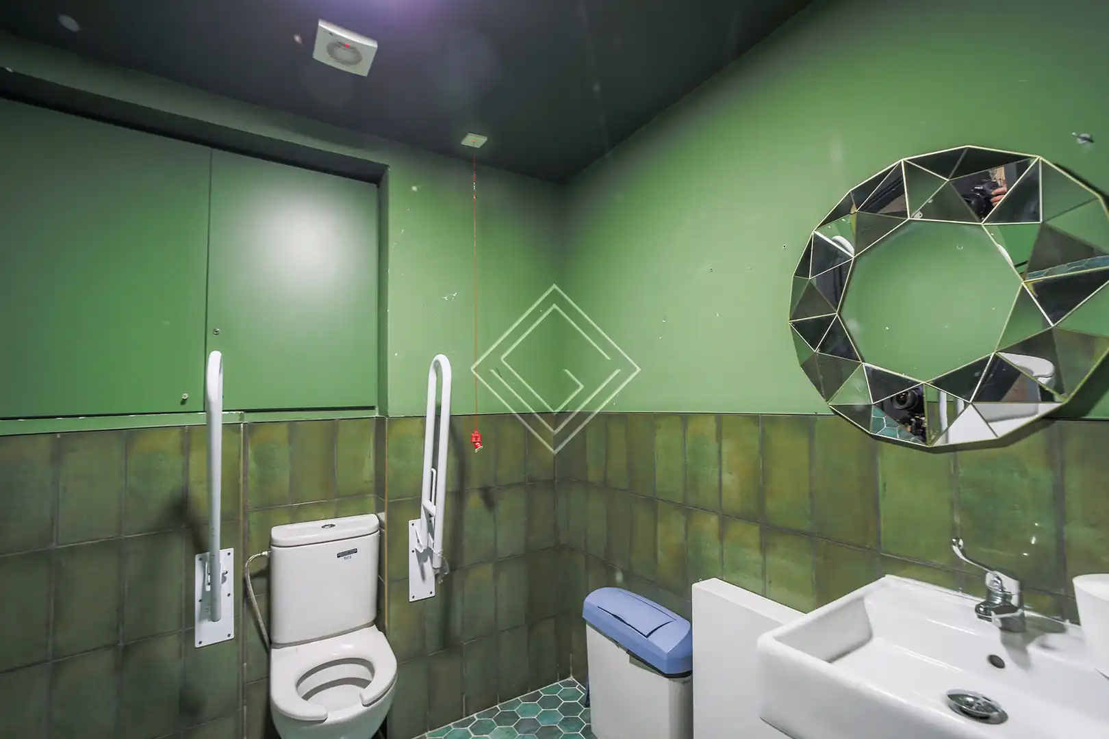 Baño de Local en venta en Madrid con Aire acondicionado, Calefacción y Alarma