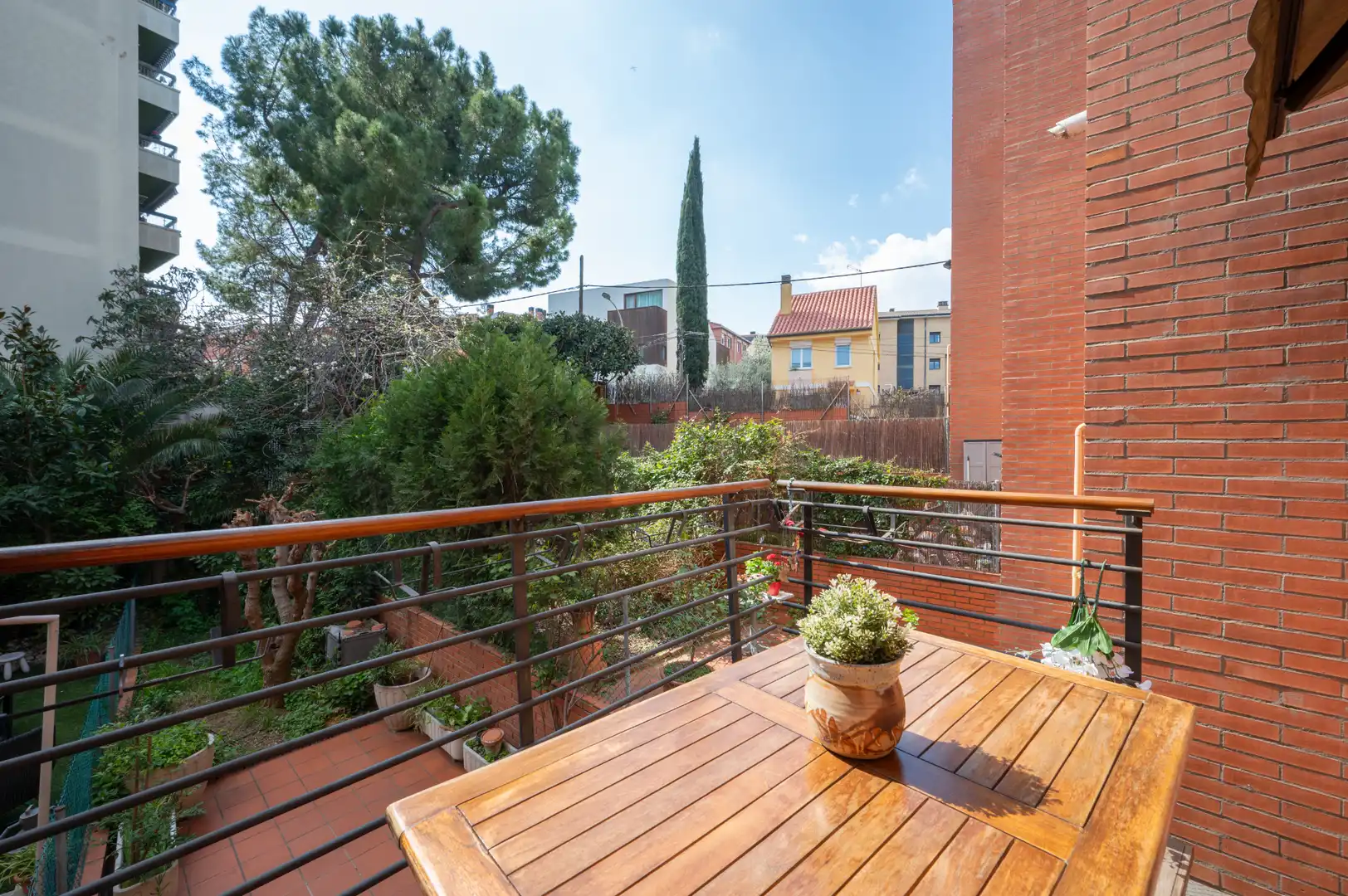 Terrasse von Einfamilien-Reihenhaus zum Verkauf in Sant Cugat del Vallès mit Klimaanlage, Heizung und Privatgarten