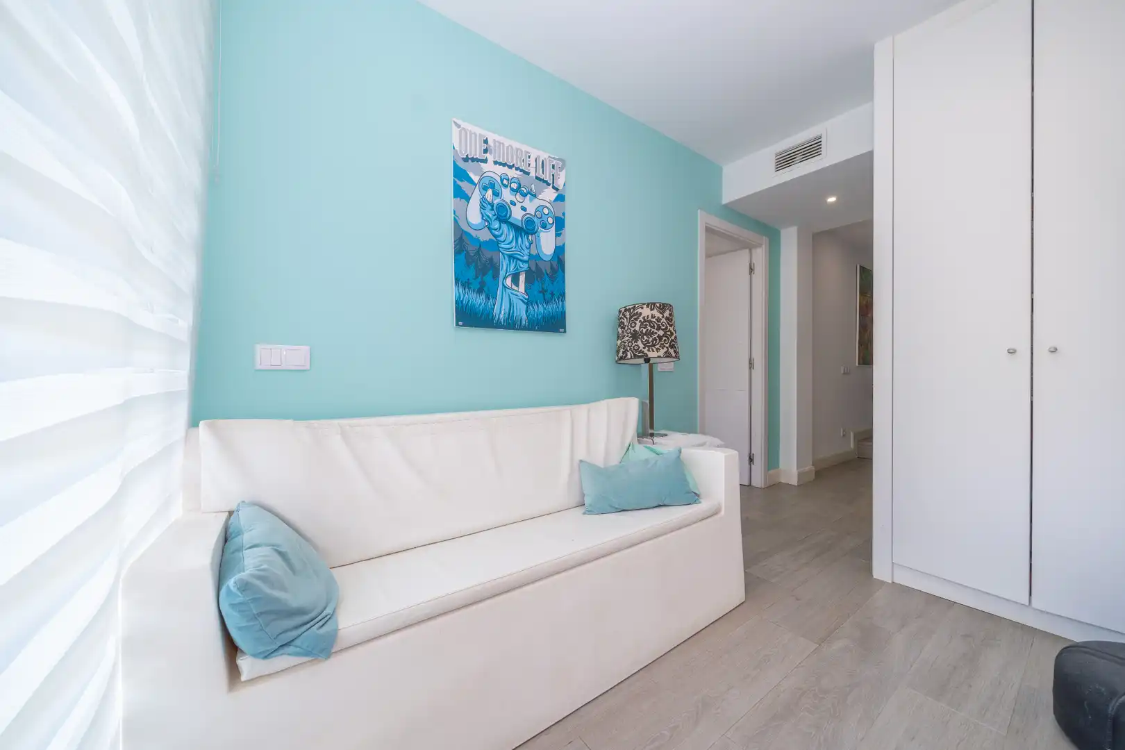 Schlafzimmer von Dachboden zum Verkauf in Calella mit Klimaanlage, Terrasse und Schwimmbad