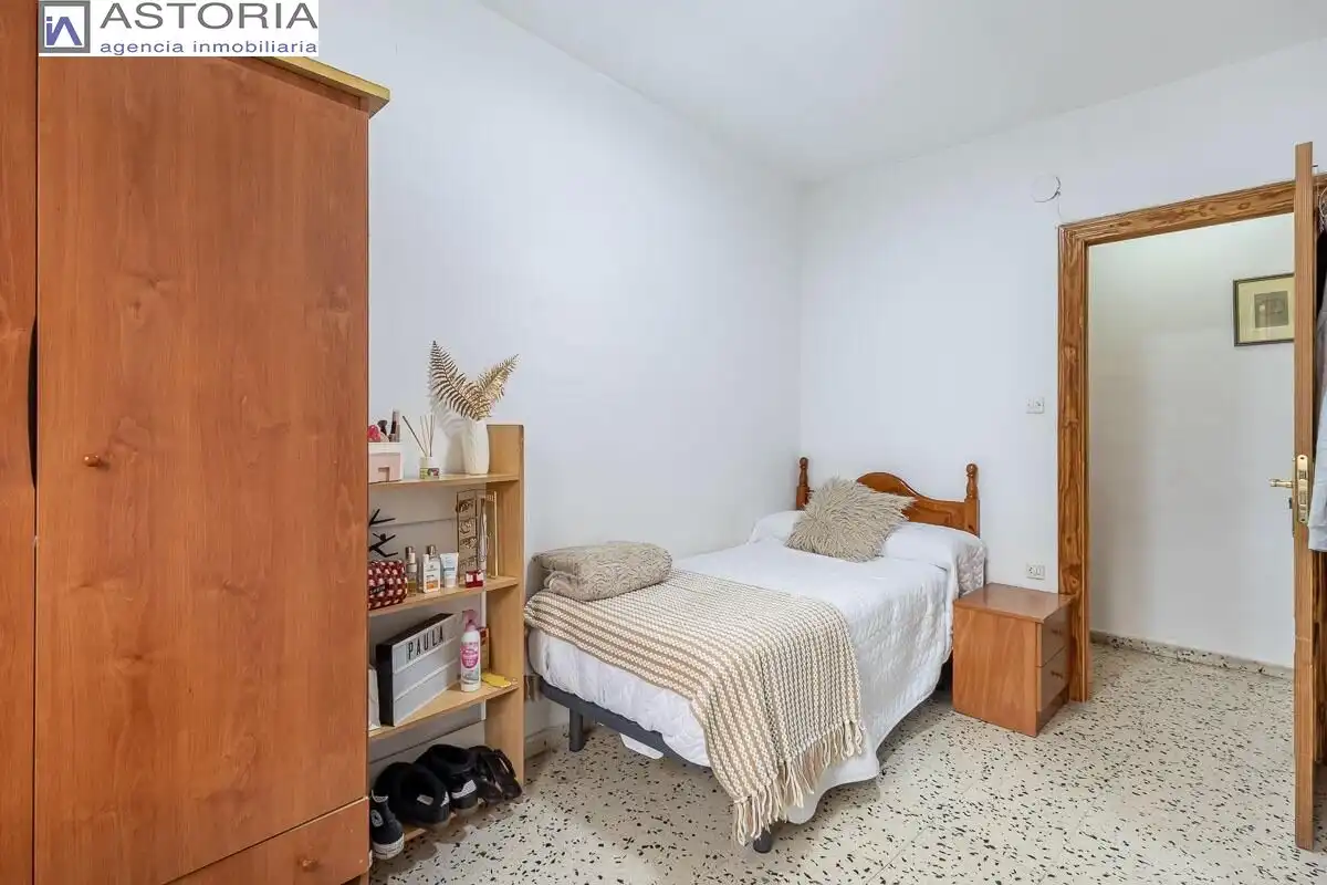Schlafzimmer von Wohnung zum Verkauf in Granada mit Möbliert und Balkon