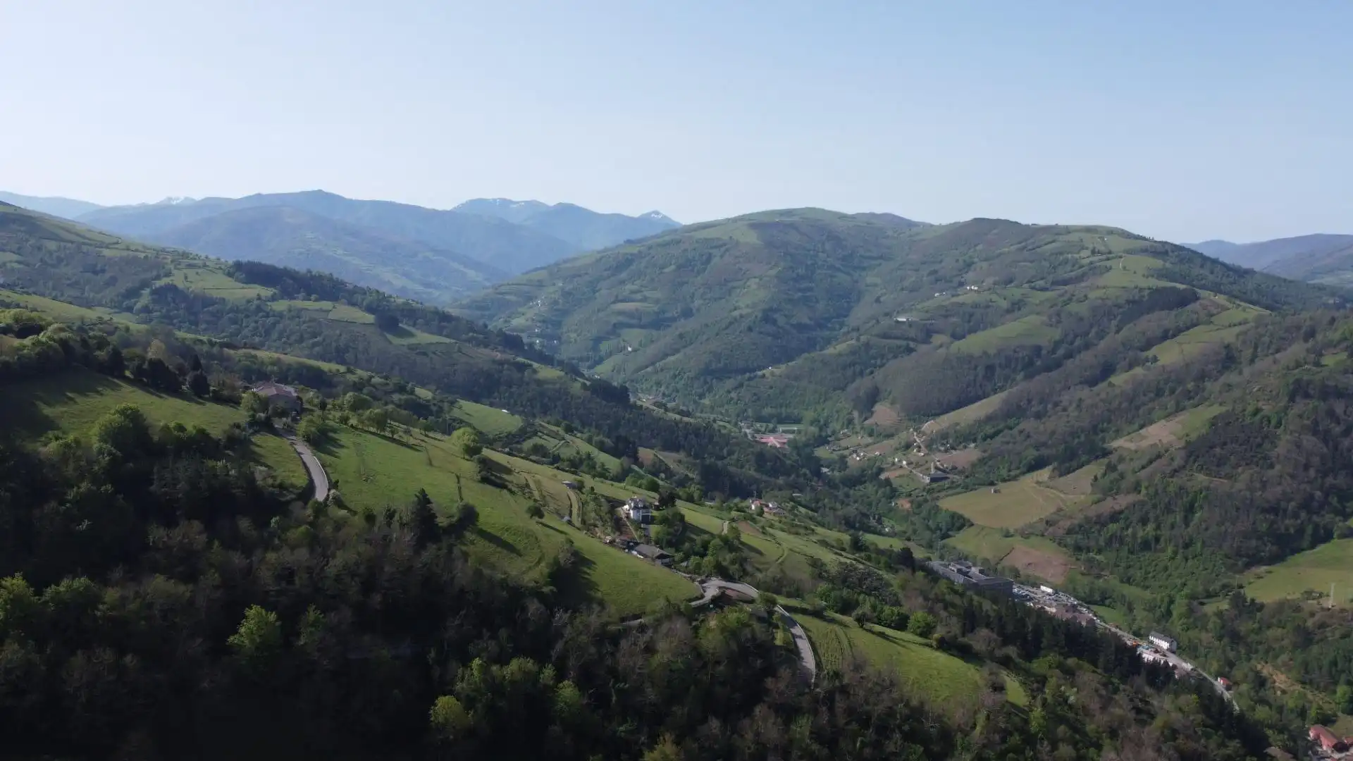 Vista exterior de Casa o xalet en venda en Cangas del Narcea amb Calefacció, Terrassa i Moblat