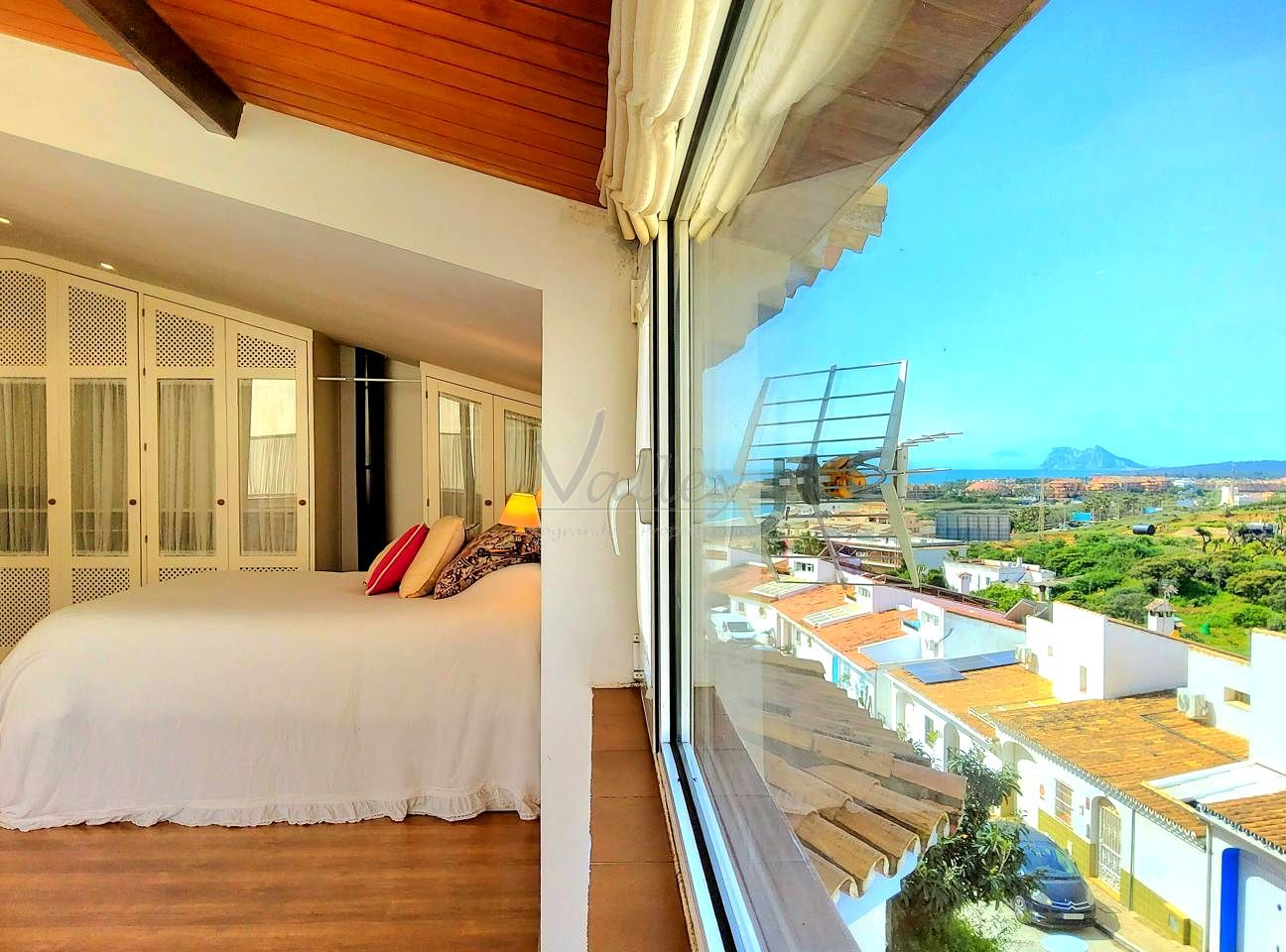 Dormitori de Casa adosada de lloguer en Sotogrande amb Parquet, Terrassa i Traster